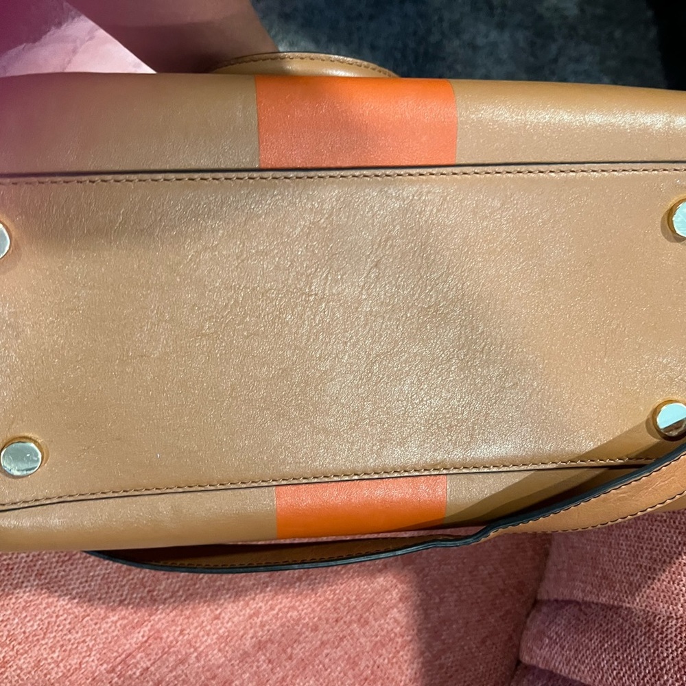 Michael Kors Mercer
Solid caramel color/tan
Like new / no stains
11X9X6 - Picture 2 of 4